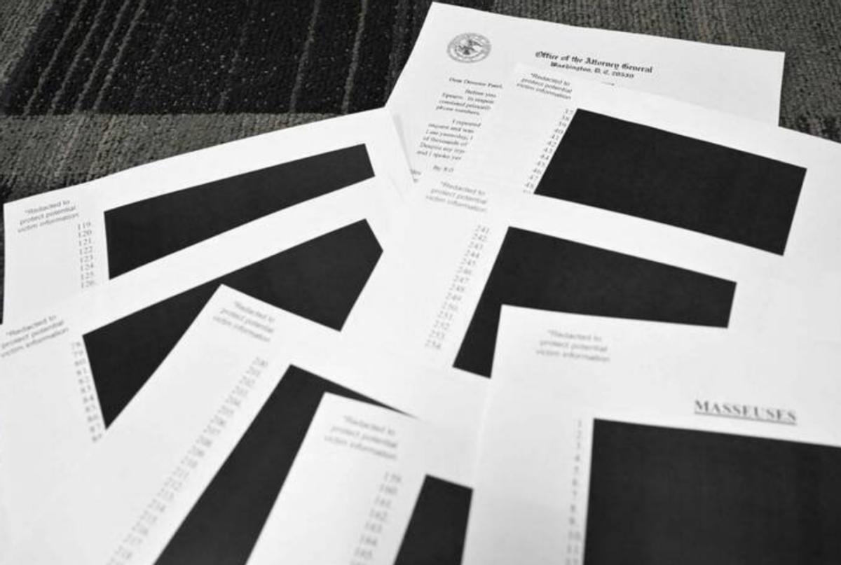 【该遮的不遮，爱泼斯坦案受害者接骚扰电话崩溃】

美国司法部日前晒出有关爱泼斯坦