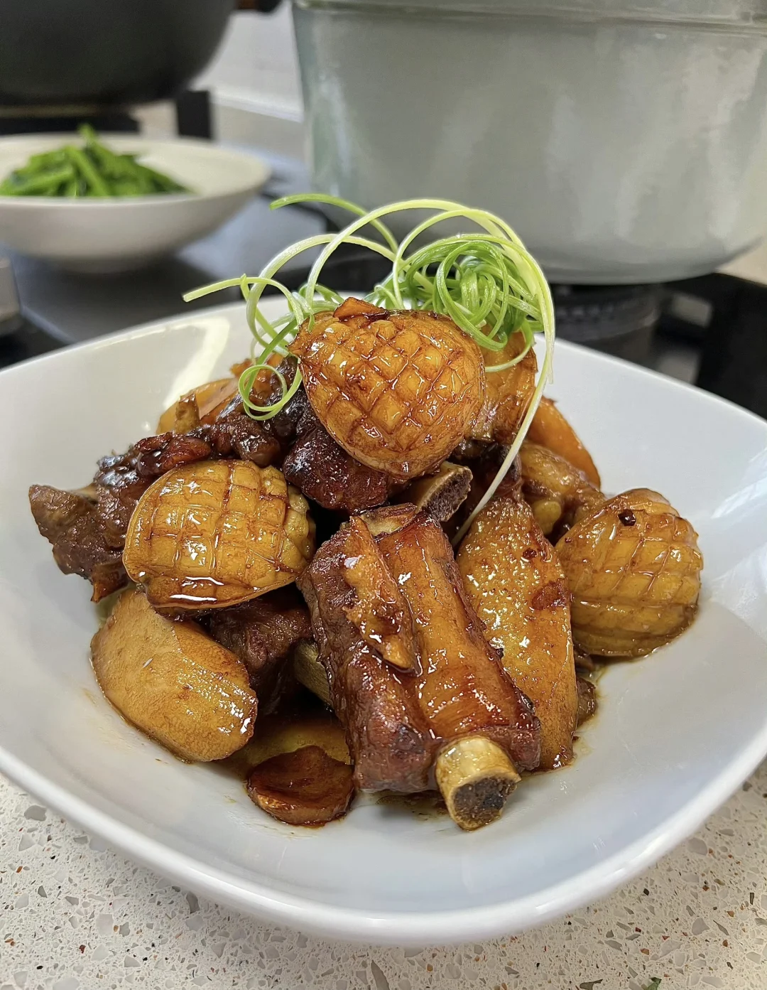 爱自己，是很难的。 早上听故事，这位女子，八零后独生女儿。长辈已经去世，目前独居