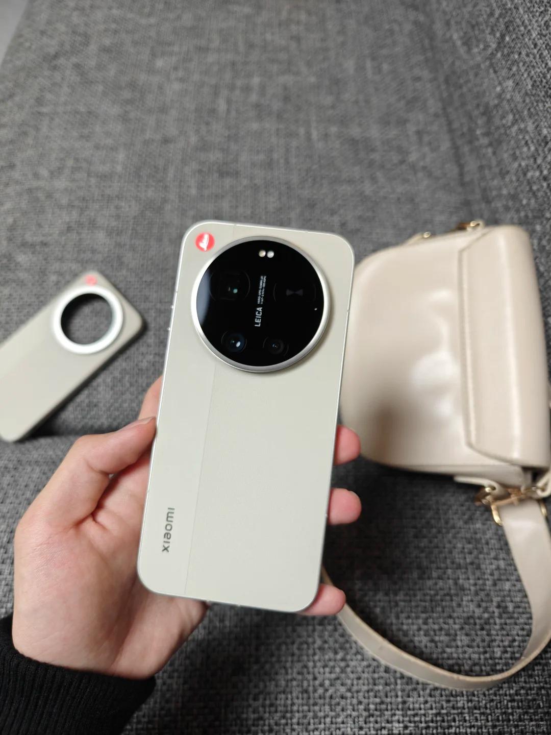 这应该是近几年来最好看的小米Ultra

以前的小米Ultra为了影像在设计上妥