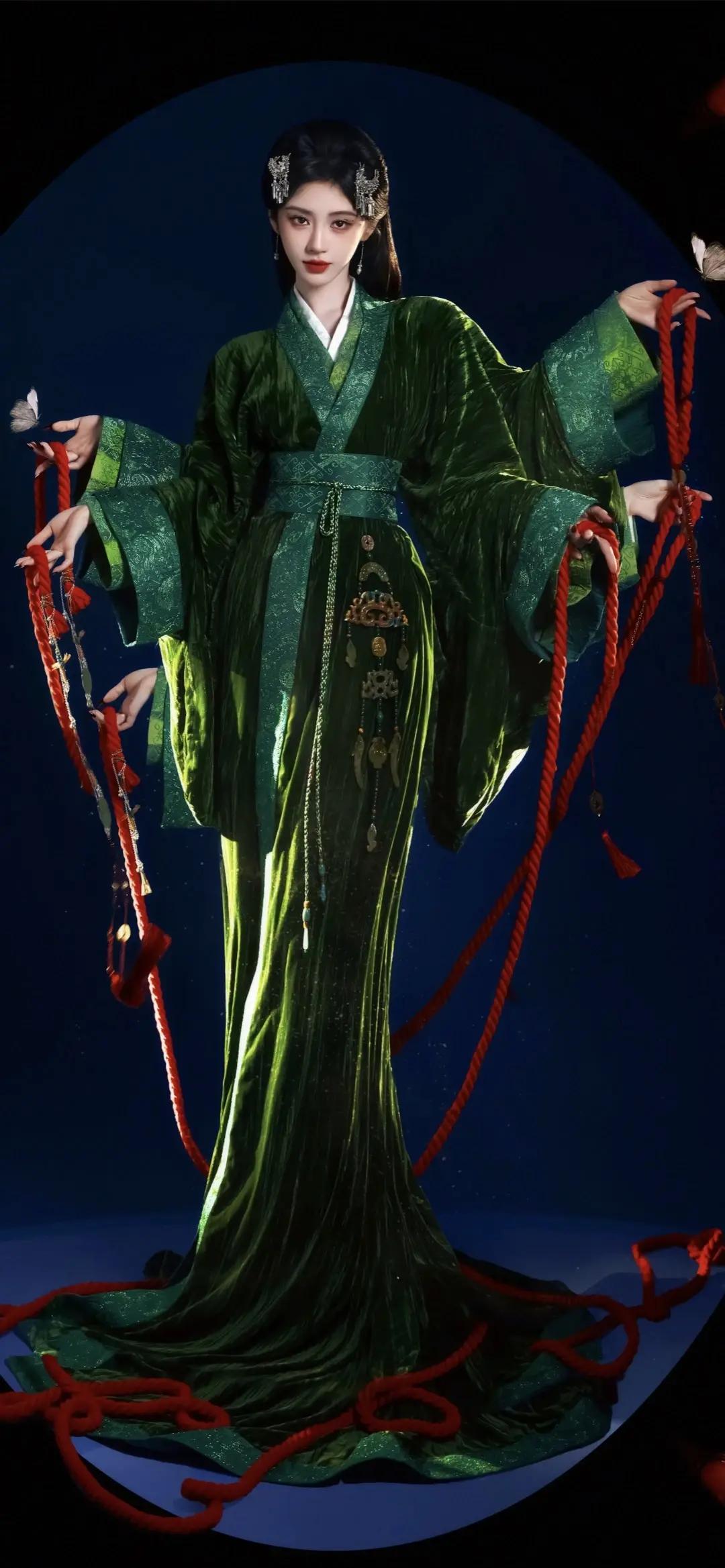 美女壁纸～深绿丝绒古衣覆着冷调光影，银饰轻响，红绳与面具交织出神秘诡谲的东方意象