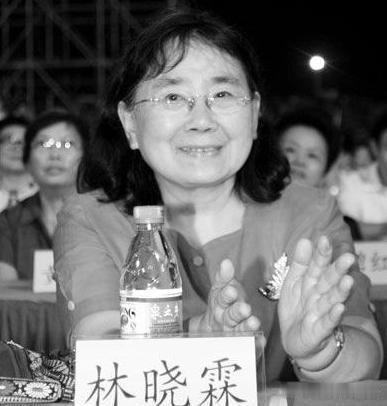 林晓霖是林彪和前妻张梅的女儿，当年张梅被称为“陕北一枝花”。林晓霖认为父亲林彪后