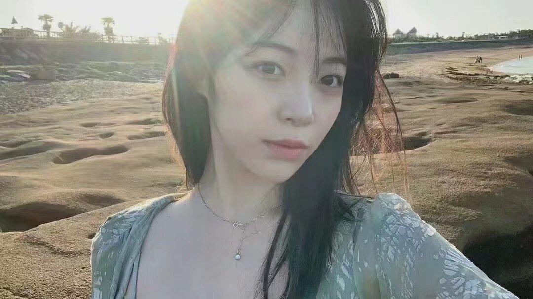 让我抱抱你。抱抱你无人知晓的孤独，抱抱你难以言说的酸楚，抱抱你一个人咬牙前行的坚