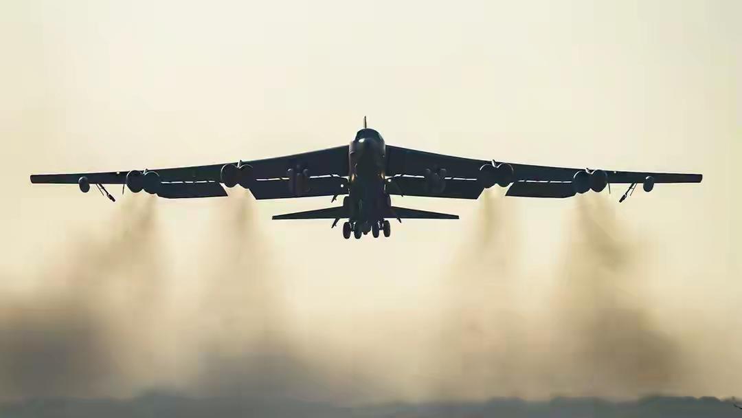 B52飞越伊朗上空，即将投下钻地弹！