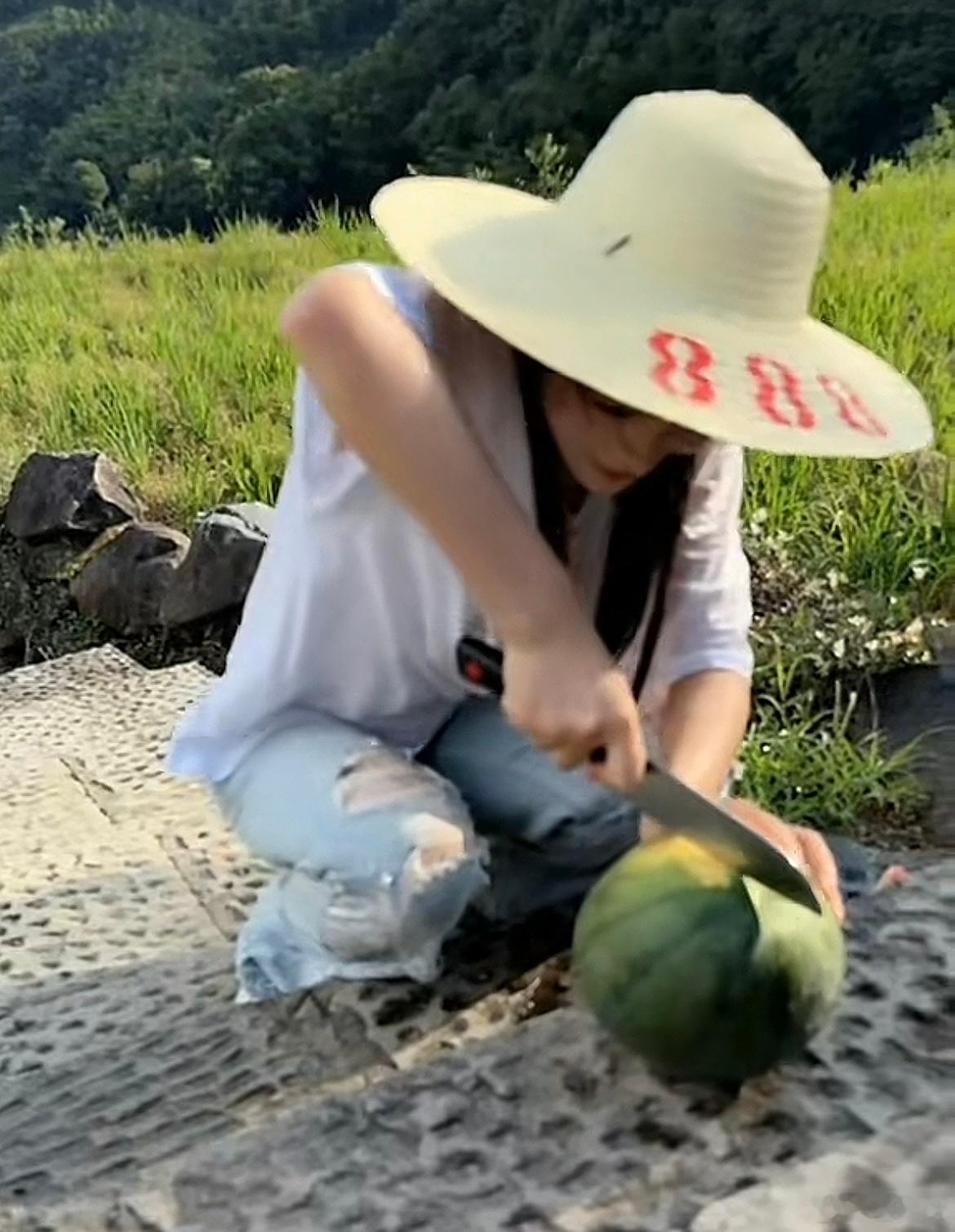 陈丽君真的是又可爱又真实，直播居然不是打扮精致的坐在屋里，而是出现在老家的田间地