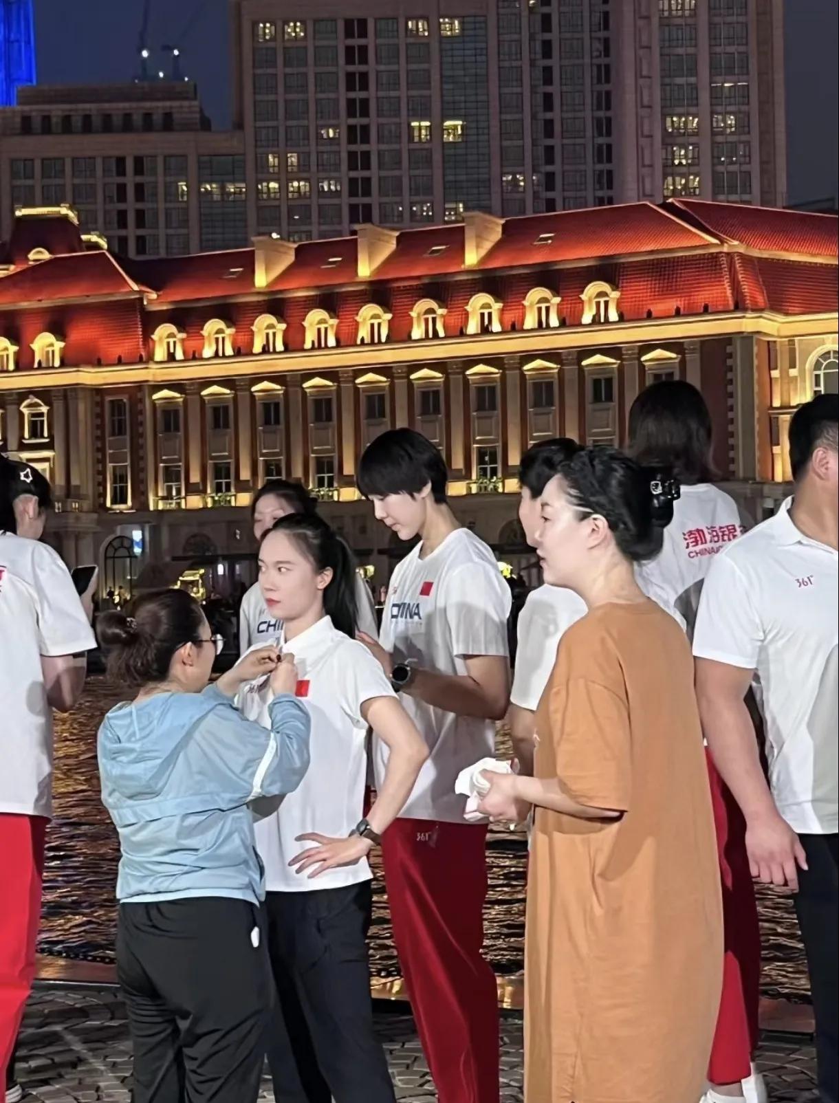李盈莹与袁心玥现身津湾广场，姚迪缺席。根据化妆师宁宁透露，此次天津女排集体出现在