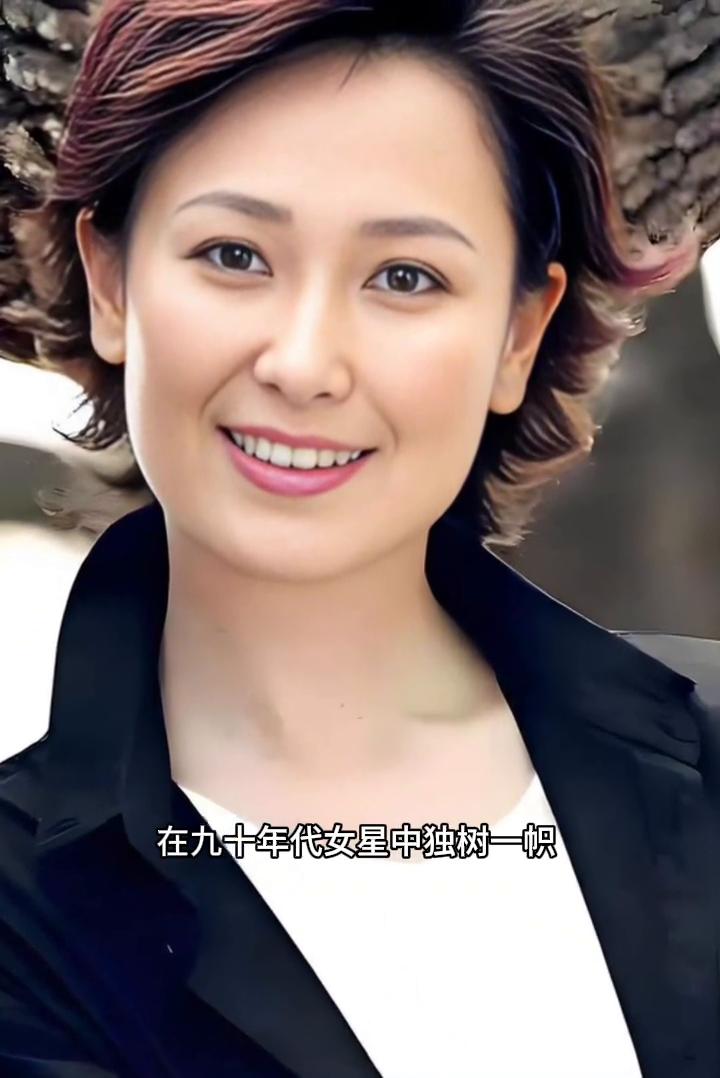 她嘴角微扬的瞬间，青春便有了最生动的模样。左翎的灵动之美在九十年代女星中独树一帜