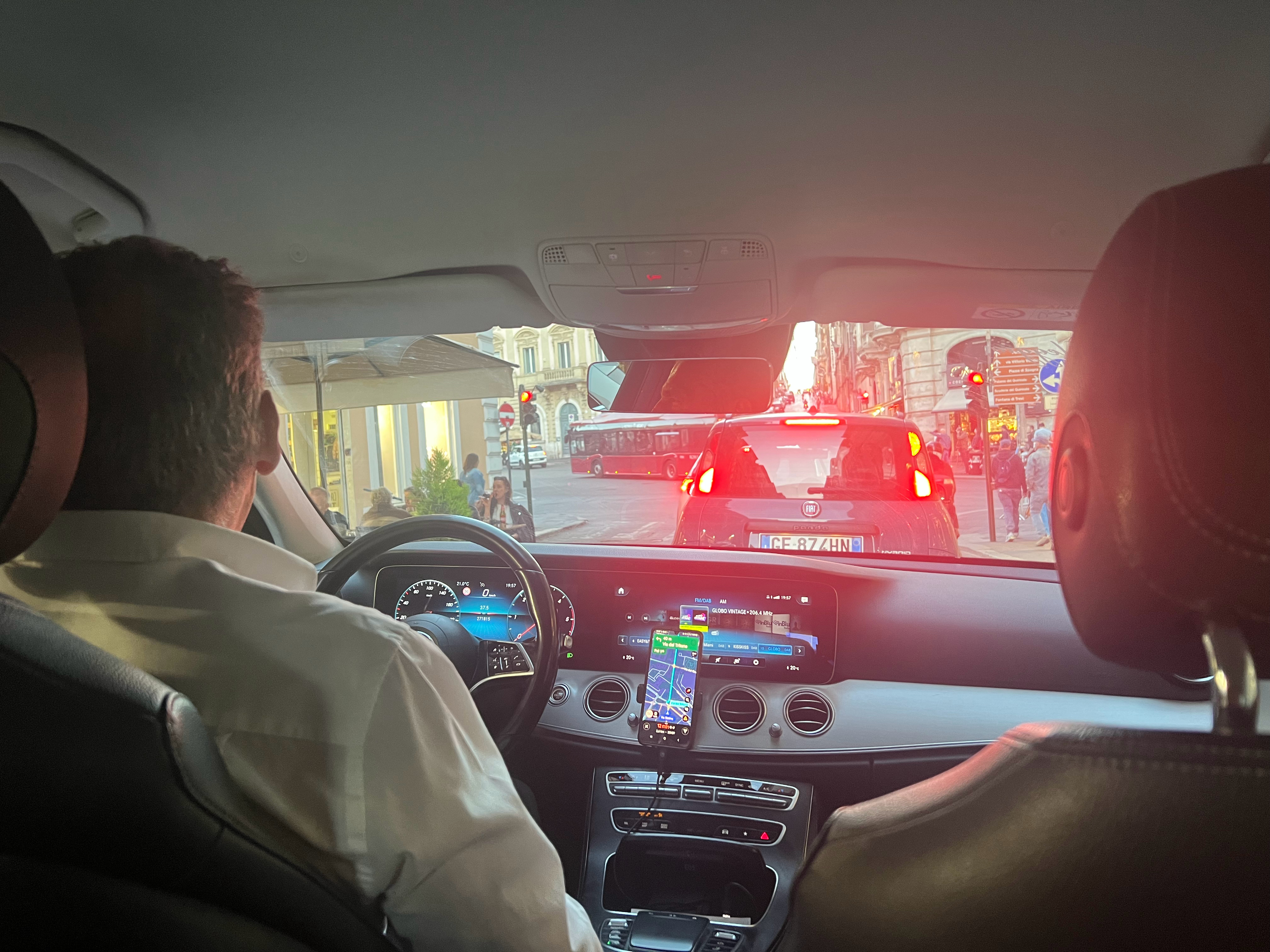 图中这位罗马Uber司机的开车水平堪称“舒适平滑地钻每一个缝”。我夫人坐他正后，