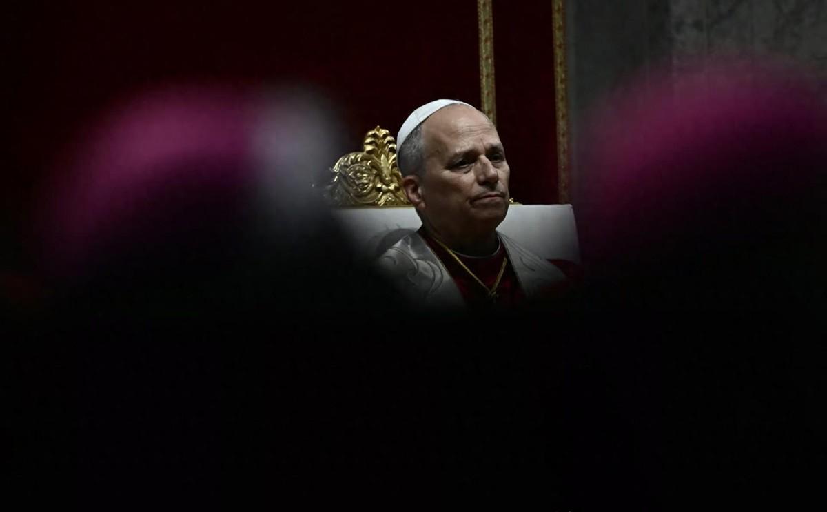 谁能想到，这白宫的“推特治国”竟然一把火烧到了梵蒂冈的圣彼得大教堂。

就在本周