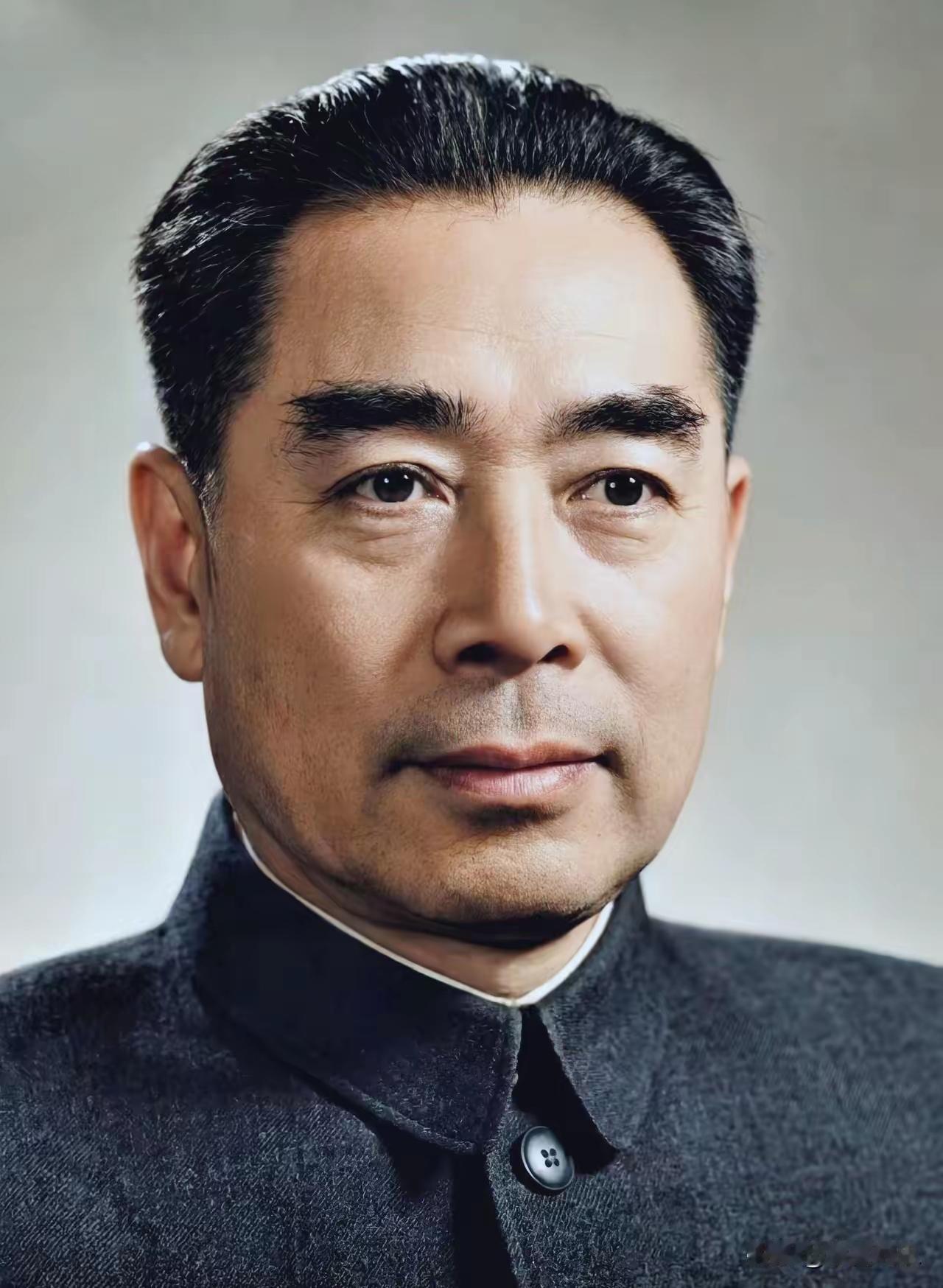 周总理常用中山装标准彩照
 
这张经典彩照，是周恩来总理最具代表性的官方肖像。他