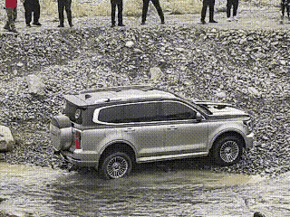 看前轮，方向都没有打，迎着坡面闯，那不得翻车才怪