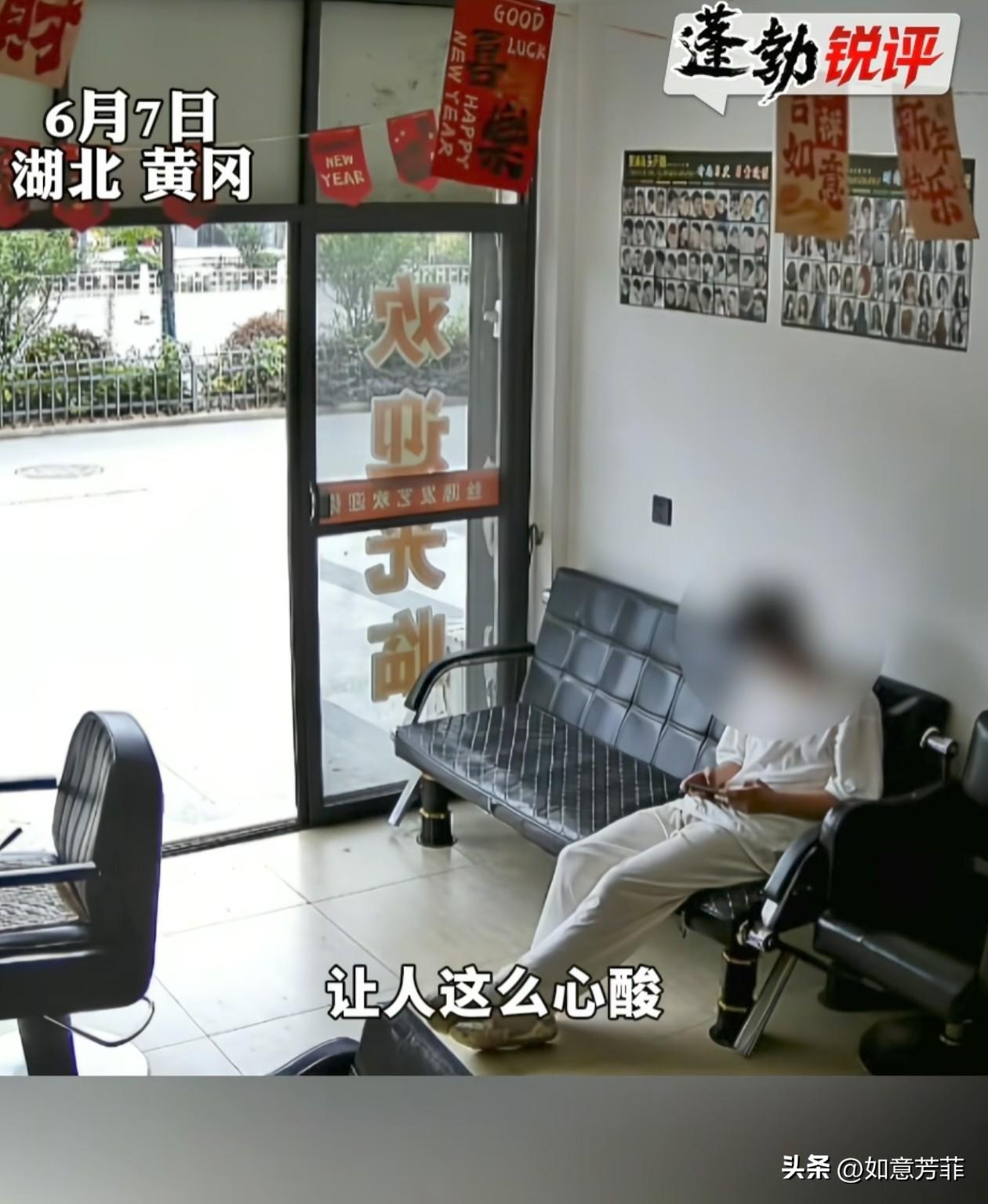 暖心，湖北，一男孩独自骑着自行车去高考，没有家长陪同，考完后，他饿着肚子走进一家