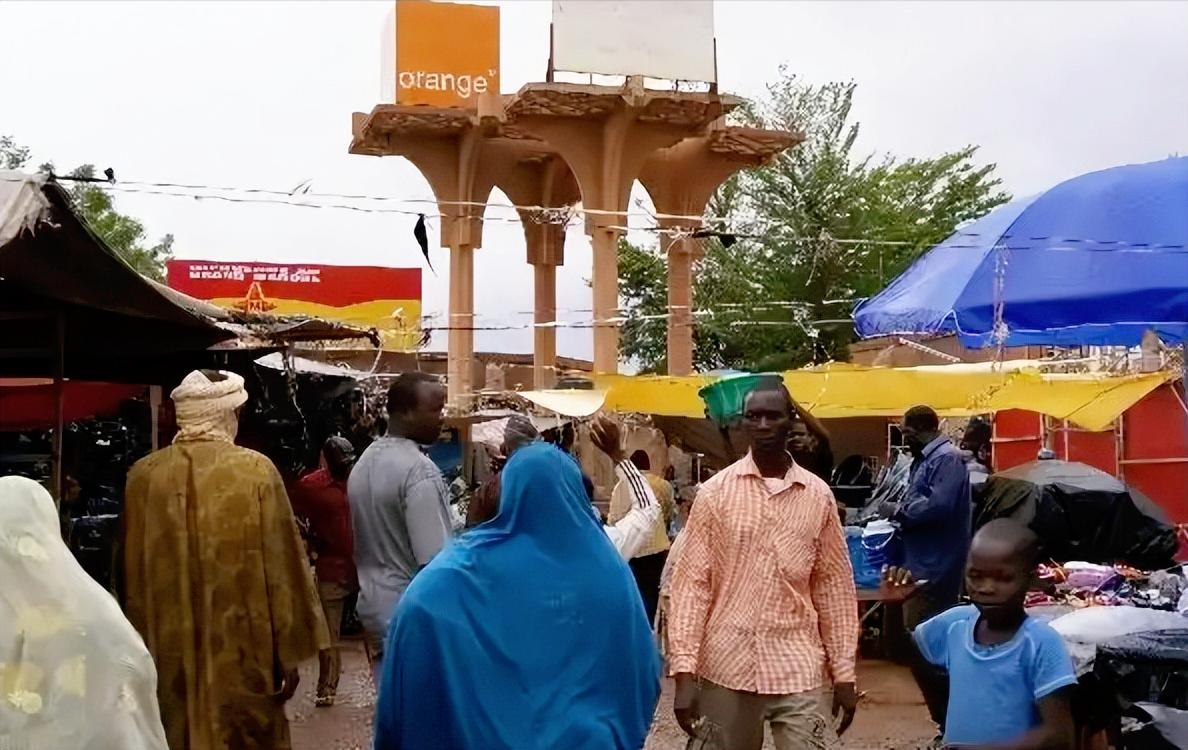 最近西非国家尼日尔干了件挺硬核的事，从这周起他们彻底不给美国公民发签证了，还无限