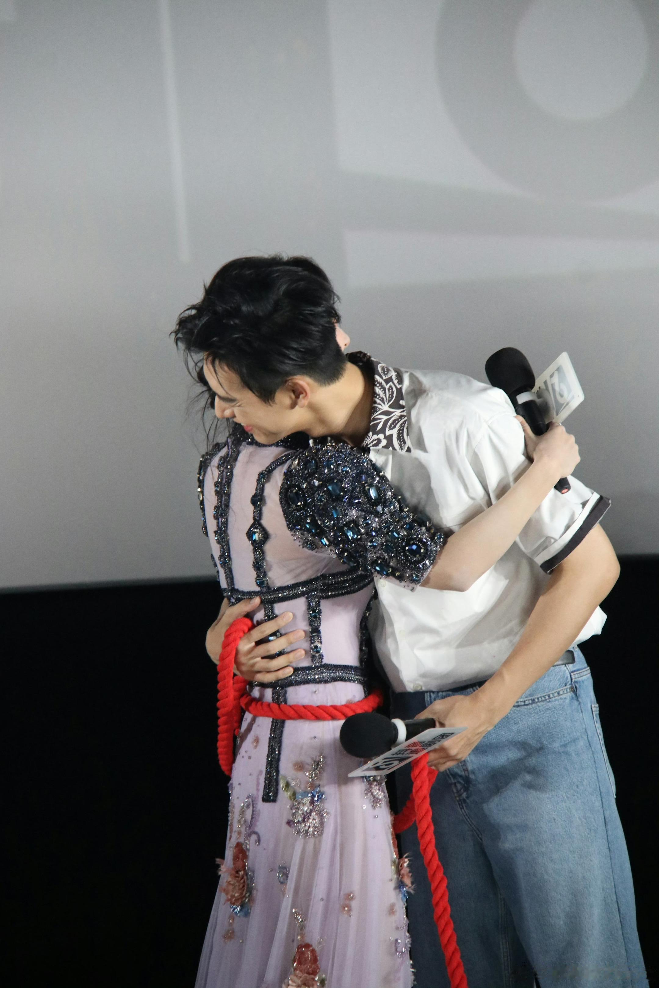 嘿，两个人拥抱成一个人。