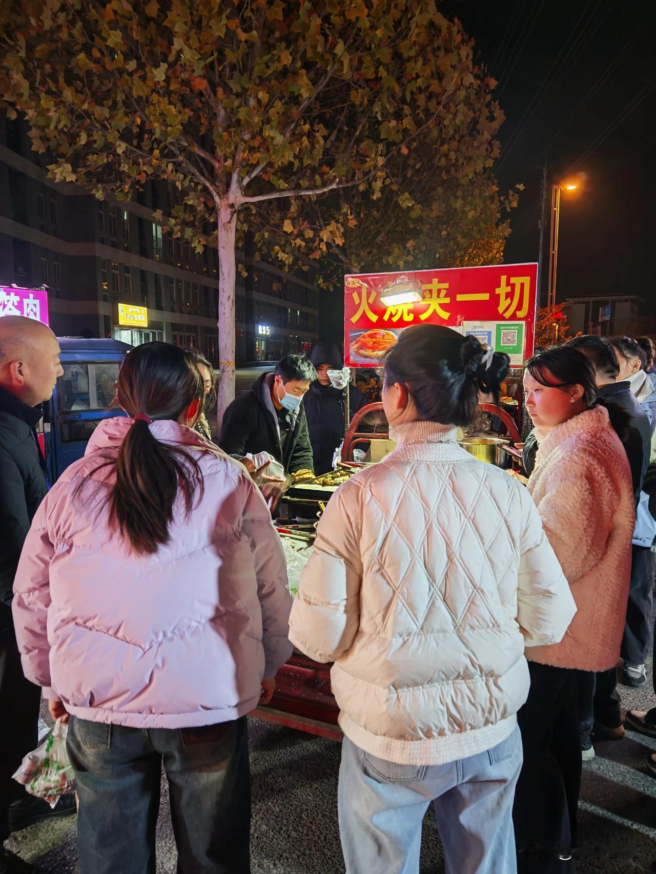 都说今年钱难挣，你老人家摆个地摊都能有这么好的生意，有谁会说人家不挣钱呢[赞]