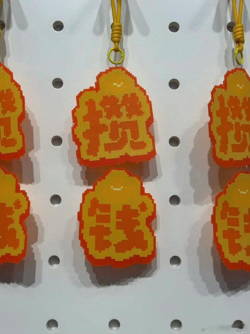 感受到了巨型拼豆的视觉震撼🤩上海街头新晋打卡点！一颗颗拼豆组合成巨型财气装置，