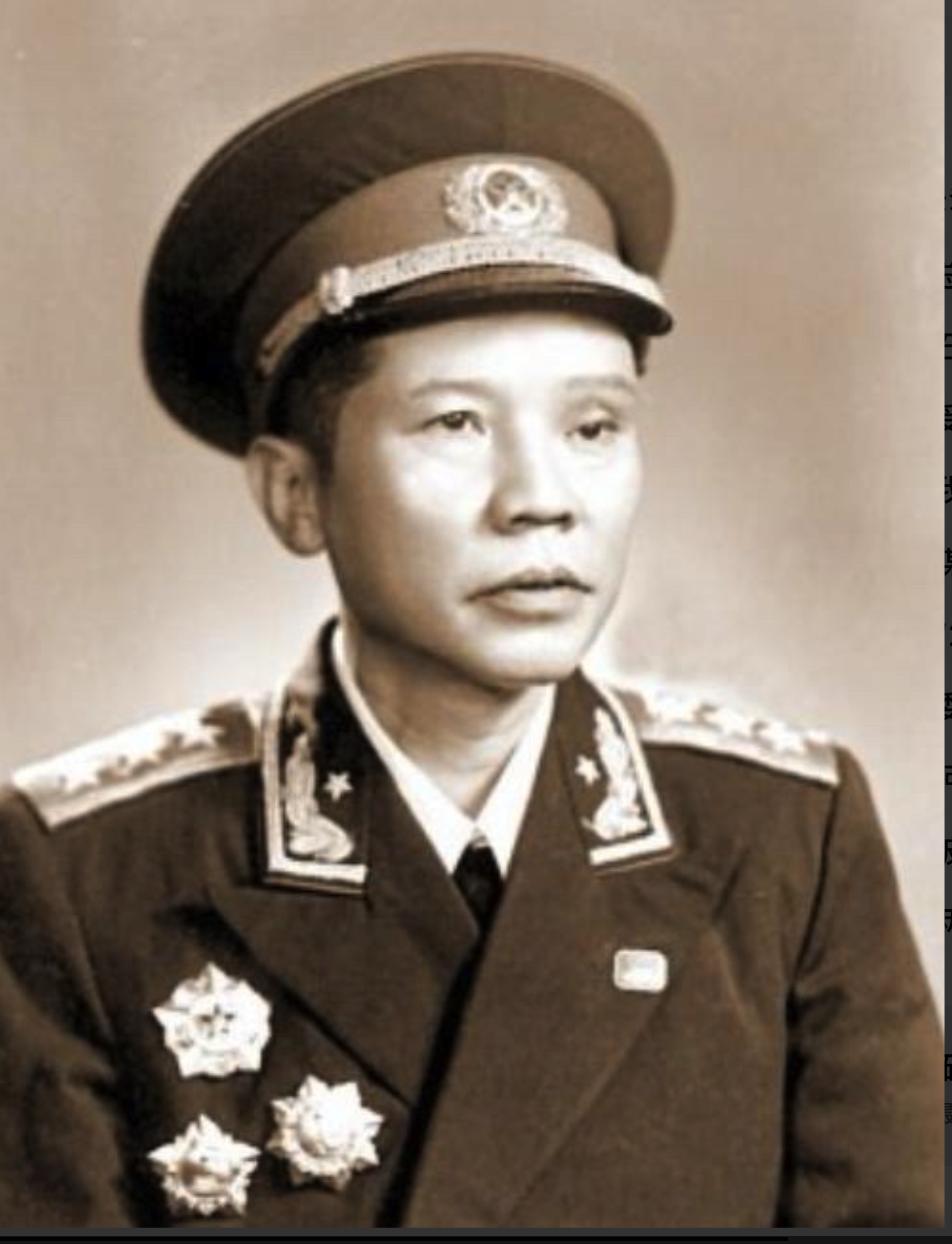 1937年，马家军搜捕时，西路军教导团团长朱良才，藏在了一个山沟中，突然，马家军