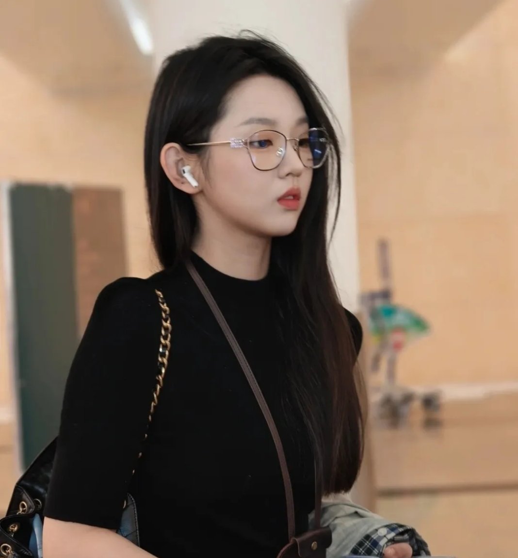 短剧太奶女主李柯以的街拍整体气质更像网红，少了点明星高级感，不过辨识度在短剧圈里