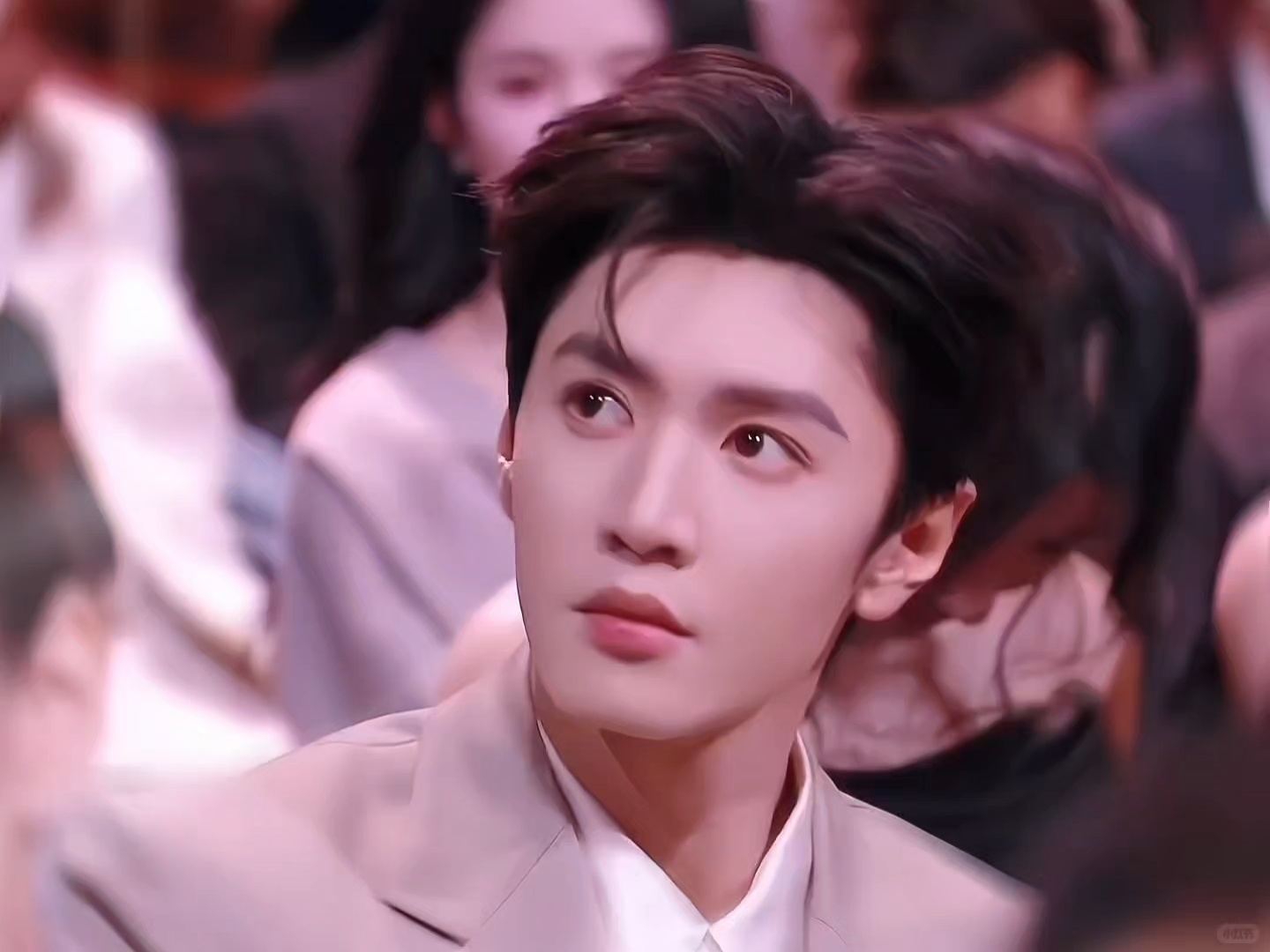 这竟然是官摄...！！陈哲远的脸，伟大。 微博之夜内场