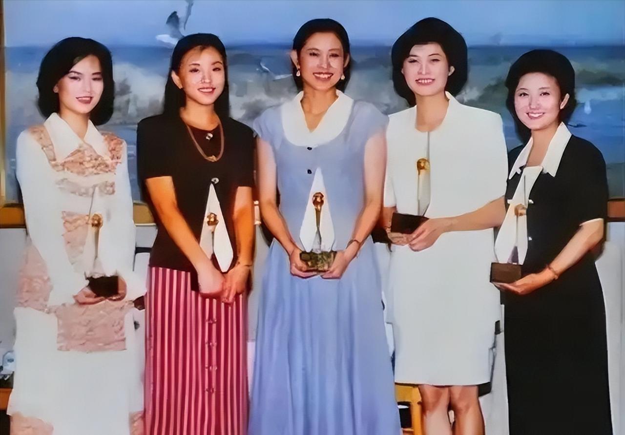 倪萍在新疆工作期间接到了敬一丹的死讯，她本来已经化好妆准备拍摄了，但因为好姐妹的