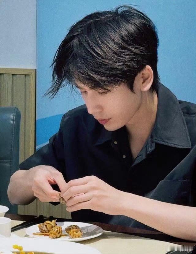 张凌赫回应凌探未来开播 张凌赫说：“今天凌探未来开播，很荣幸可以参与其中！”这位