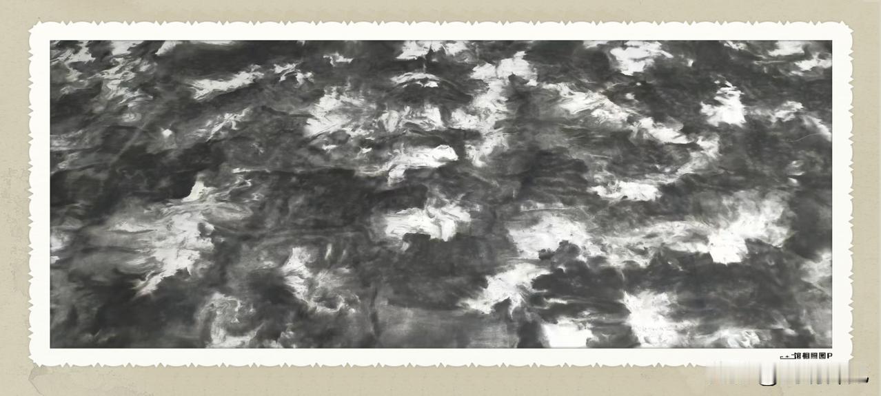 《墨浪千山》完整作品阐述
 
本幅自然派水墨作品名为《墨浪千山》，以纯粹黑白水墨