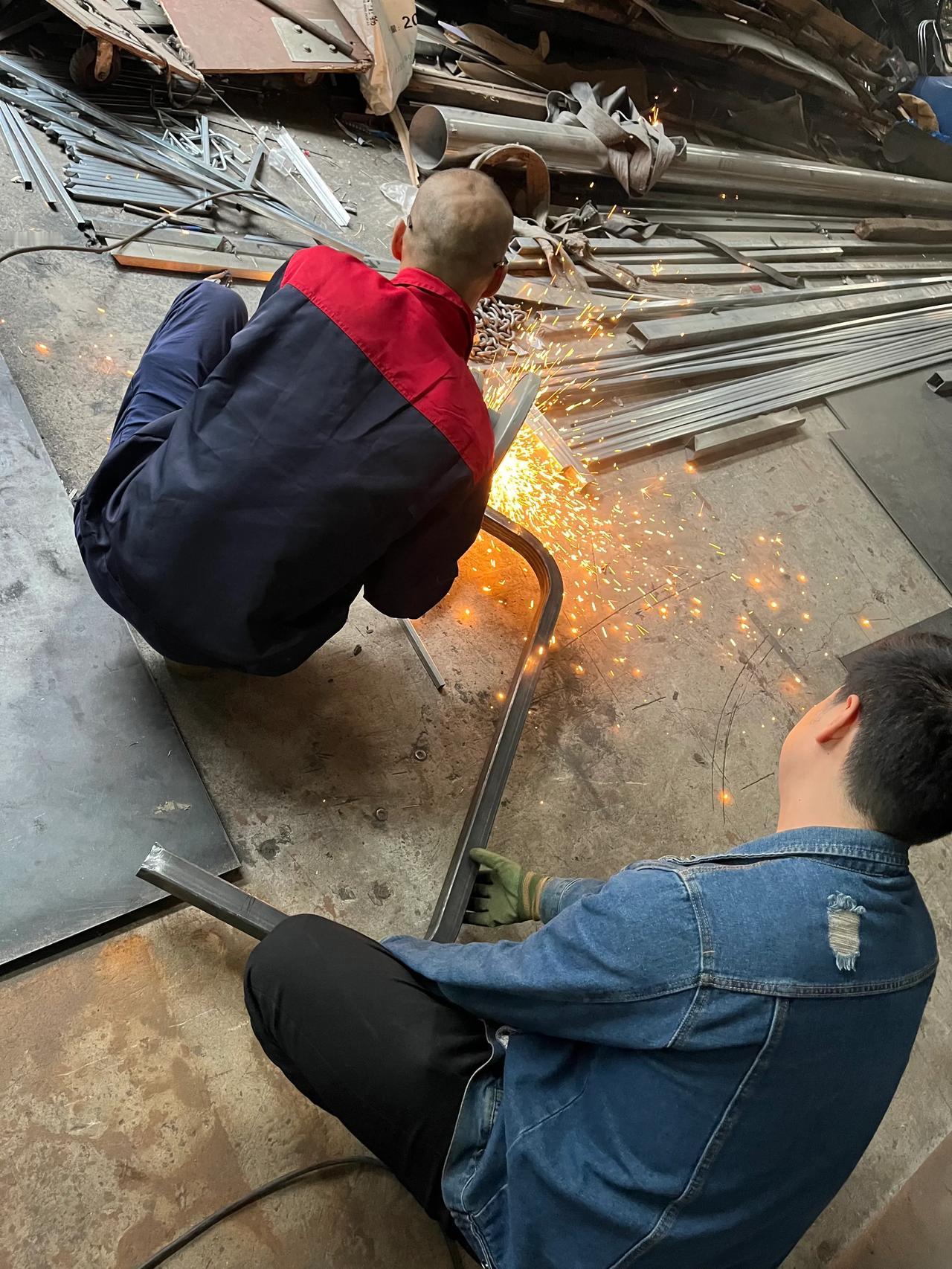 城市SUV想越野必须改装水箱护板，因为原车的塑料下包围一撞就碎，在路面坚硬的大石