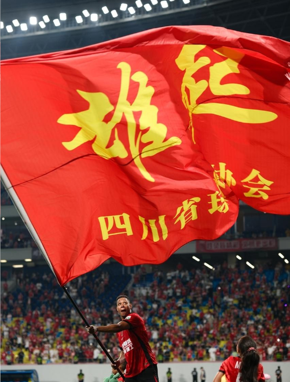今年中超最大黑马就是成都蓉城，半程断层领跑甩开第二名 13 分，攻防双第一，33