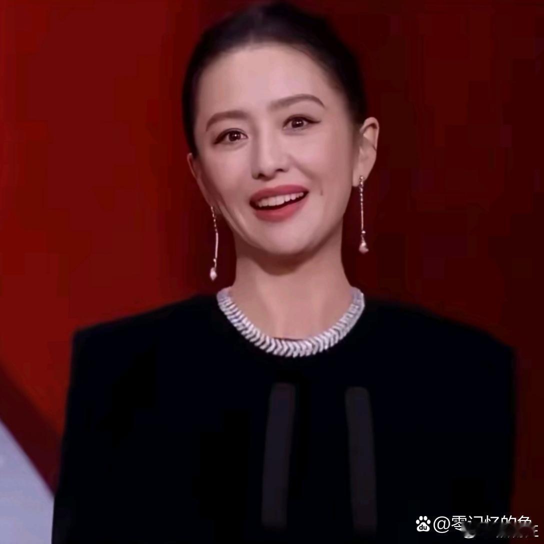 42岁佟丽娅面相都变了。 