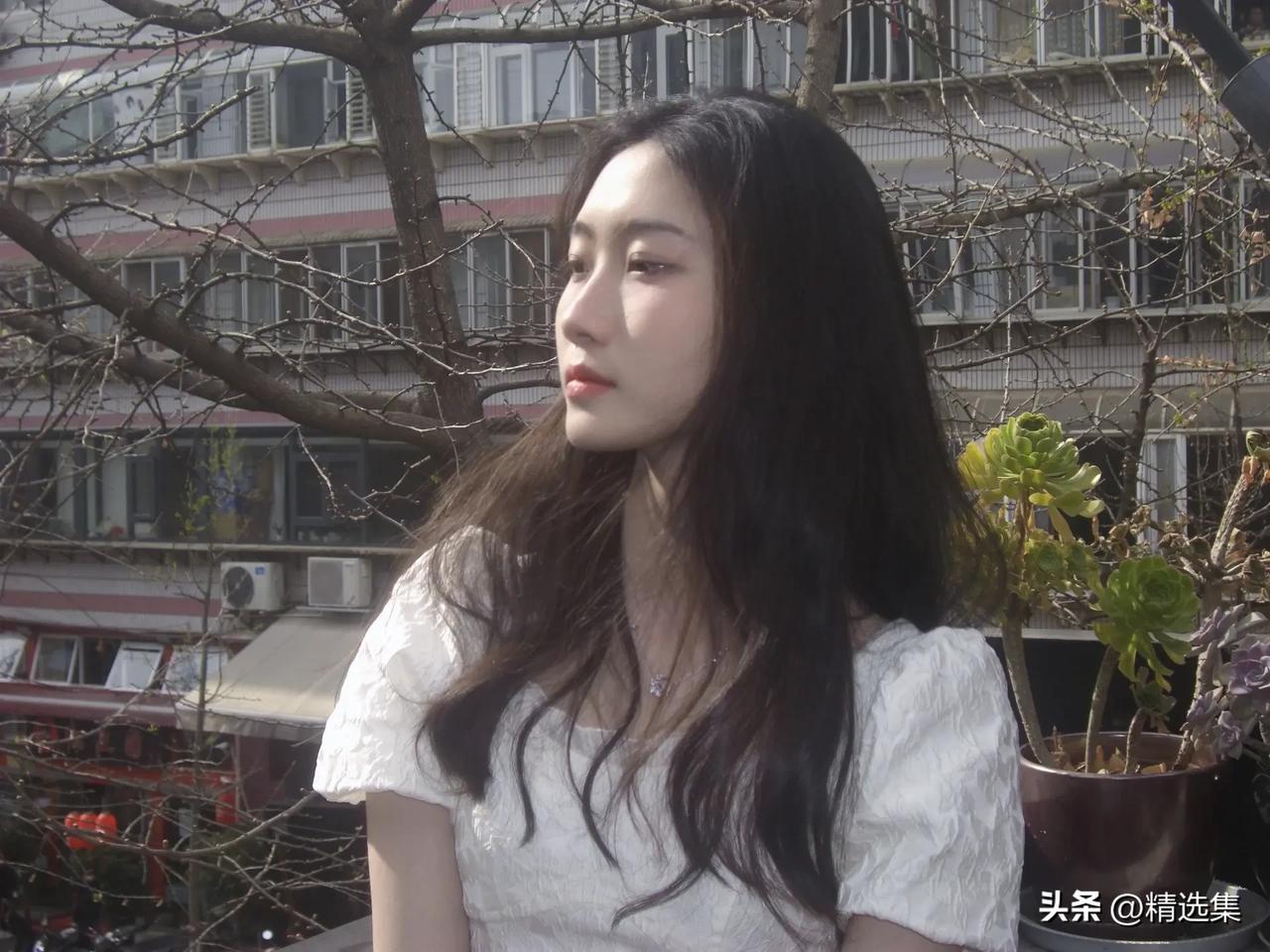 阳光下的温柔少女，静享美好时光。