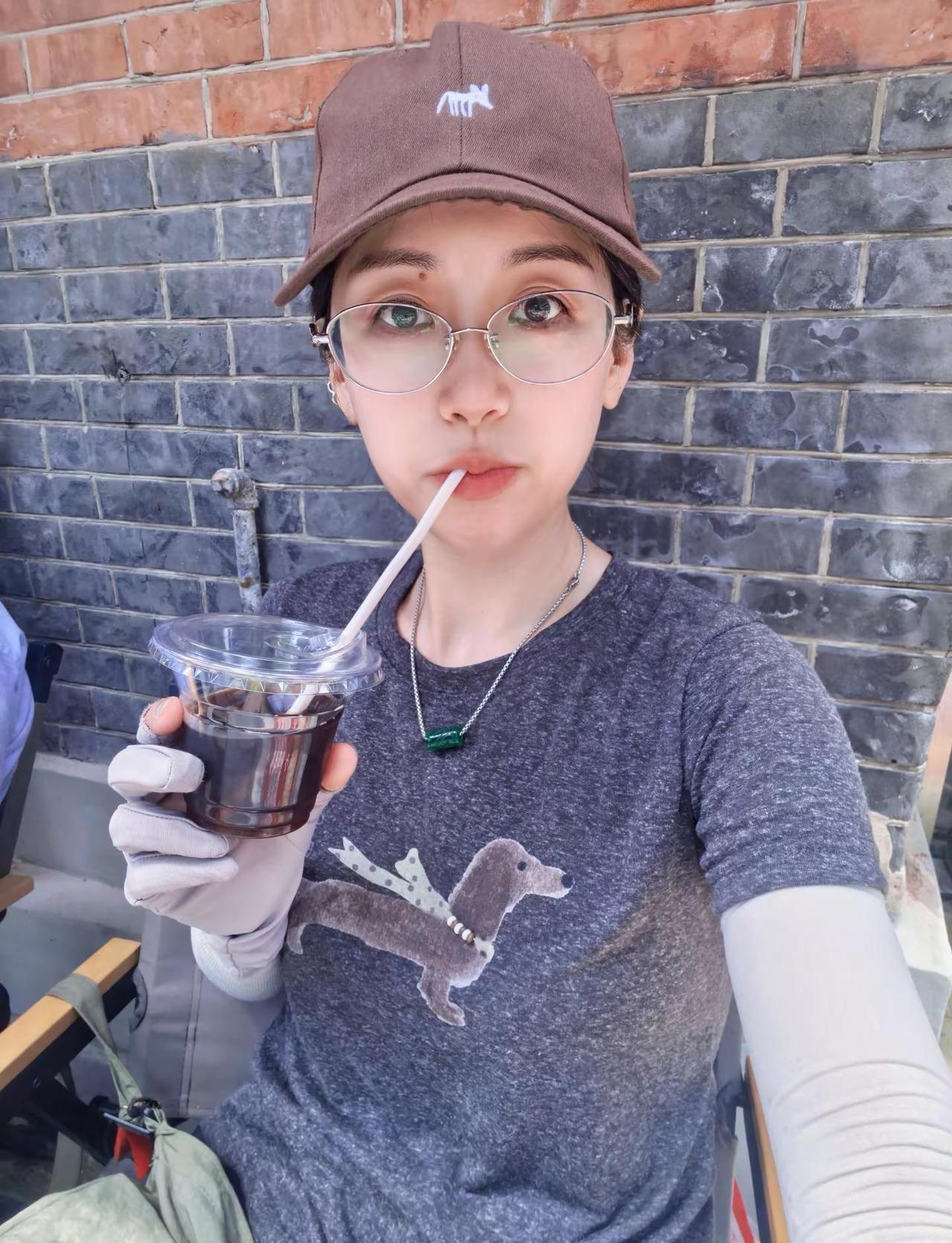 上海的梅雨季真好。听着窗外的雨声，想着余生请多指教，拖起躺平的身板，开始不情愿的