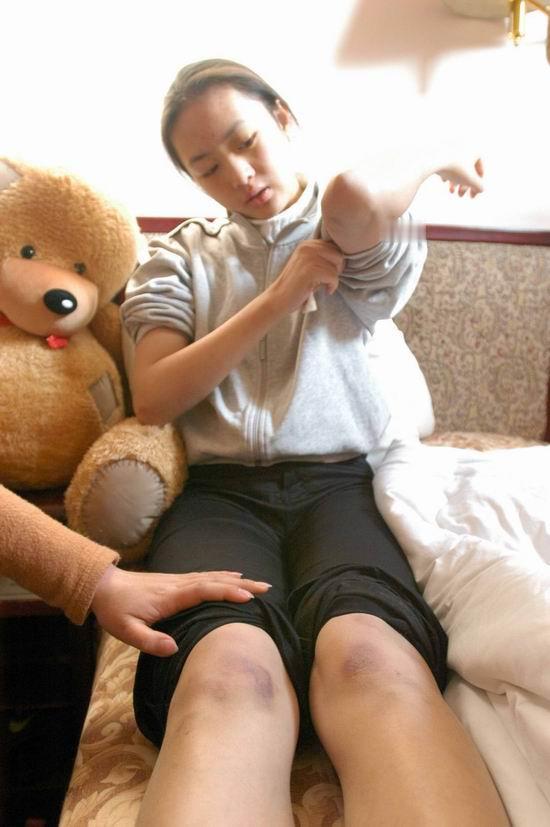 2003年，张国立的儿子张默，在中戏门口殴打女友童瑶，18岁的童谣被打到跪地求饶