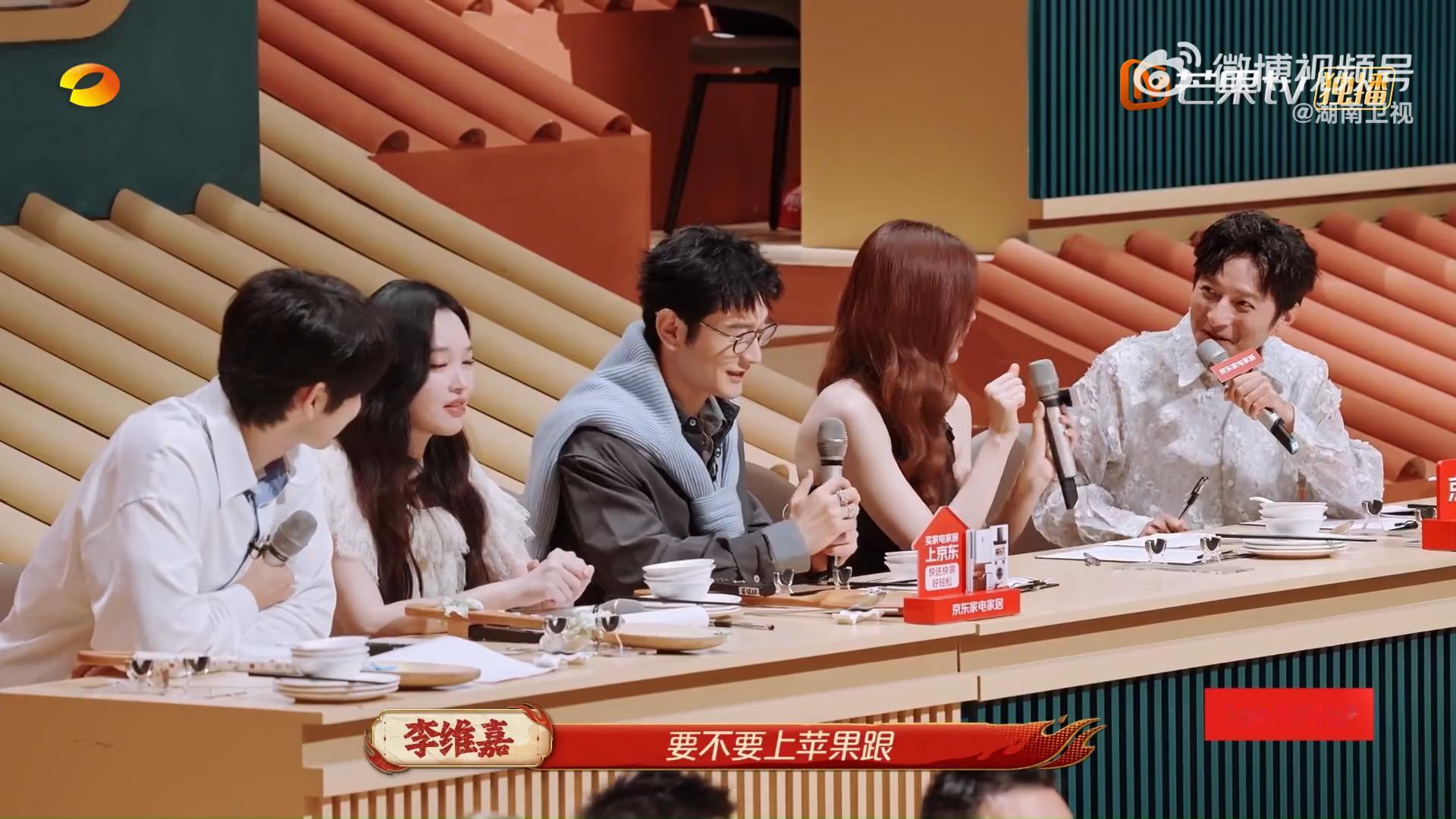 黄晓明沈梦辰火拼刀功家乡美食大赛江苏招牌菜的含金量还在上升现场上演削苹果刀工大比