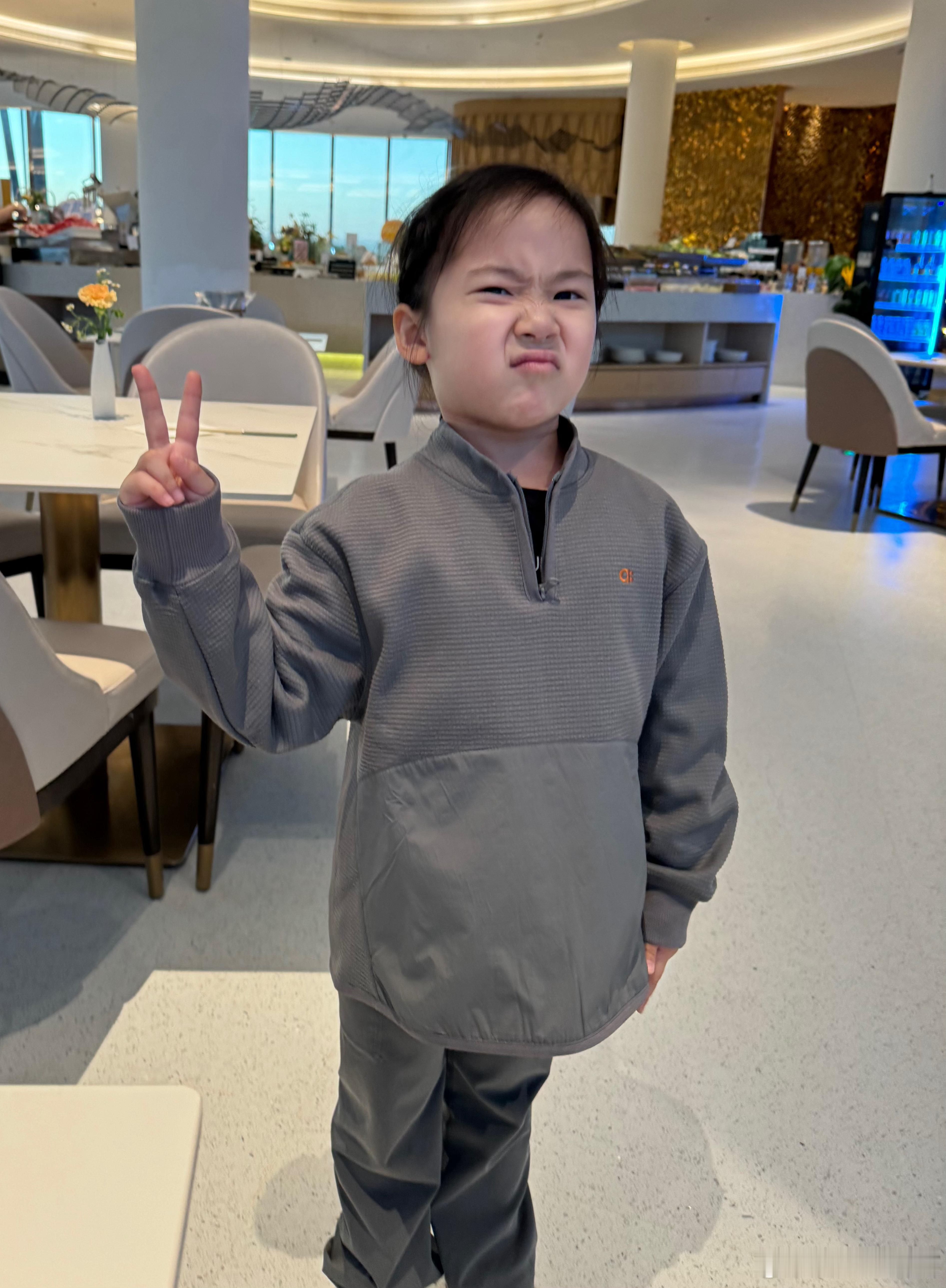 #咕言咕语# 晚餐吃自助小火锅。咕噜摆出一副不好好吃饭的无赖嘴脸，我冷漠强硬地说