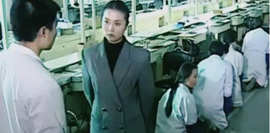 1995年，一名韩国女老板走进车间，威胁120多名中国员工：“全都跪下，不跪开除