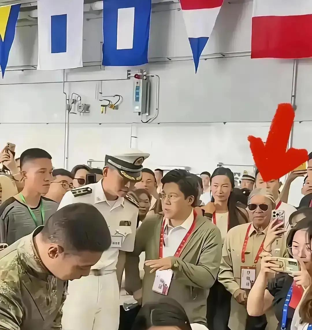 78岁富豪拎菜袋，豪门里没人躺平
 
这一幕在香港街头被拍下。霍震霆，身家千亿，