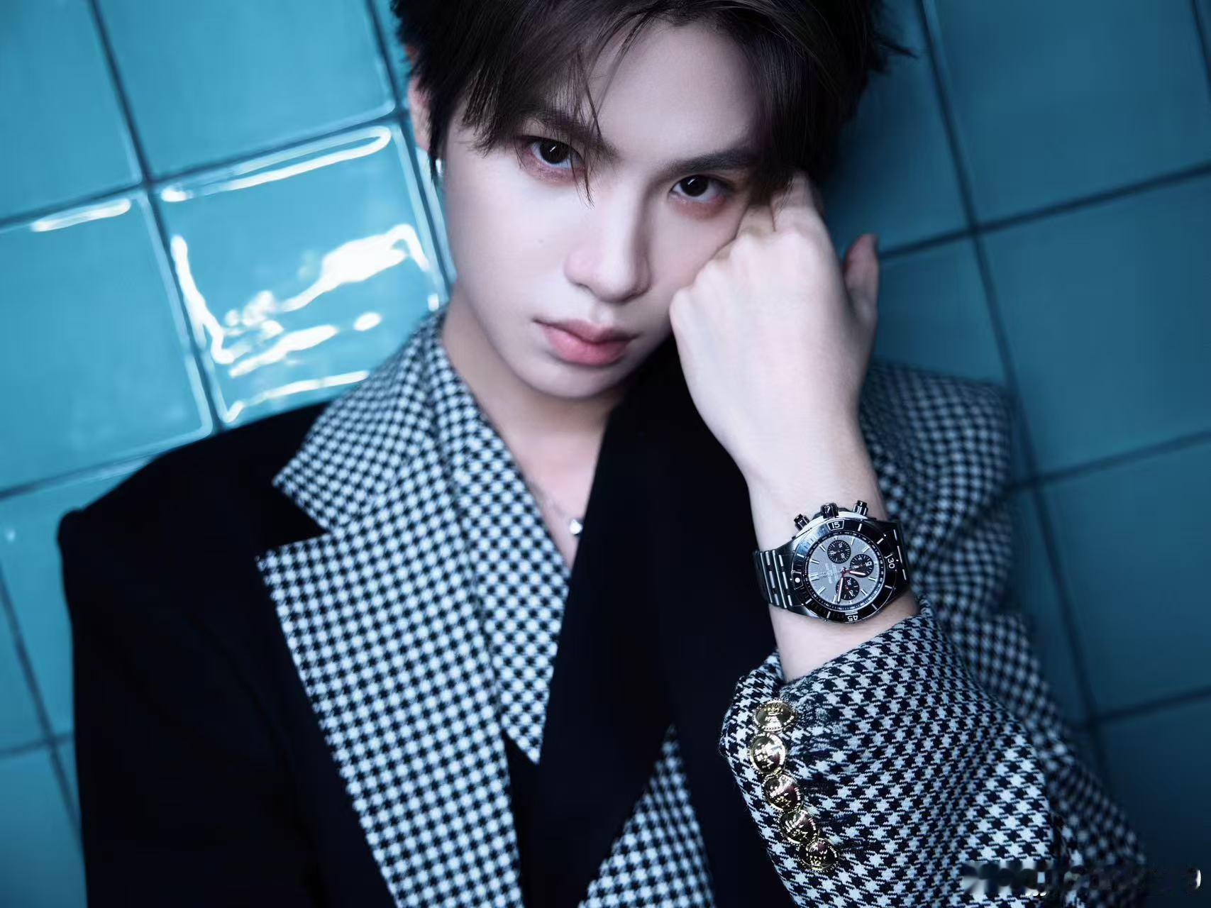 黄明昊黑白格纹西装 黄明昊最新黑白格纹西装造型，定格浴室里的冷色浪漫，帅出新高度