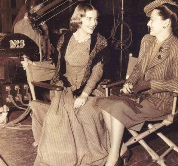 图为英国经典爱情电影《简·爱》的拍摄现场。有多少人的爱情启蒙书是《简·爱》？老照