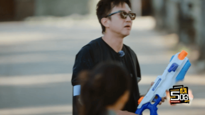 马頔我不干净了谁被马頔的委屈模样逗乐了！好好的防护雨衣惨遭邓超一键破坏，突如其来