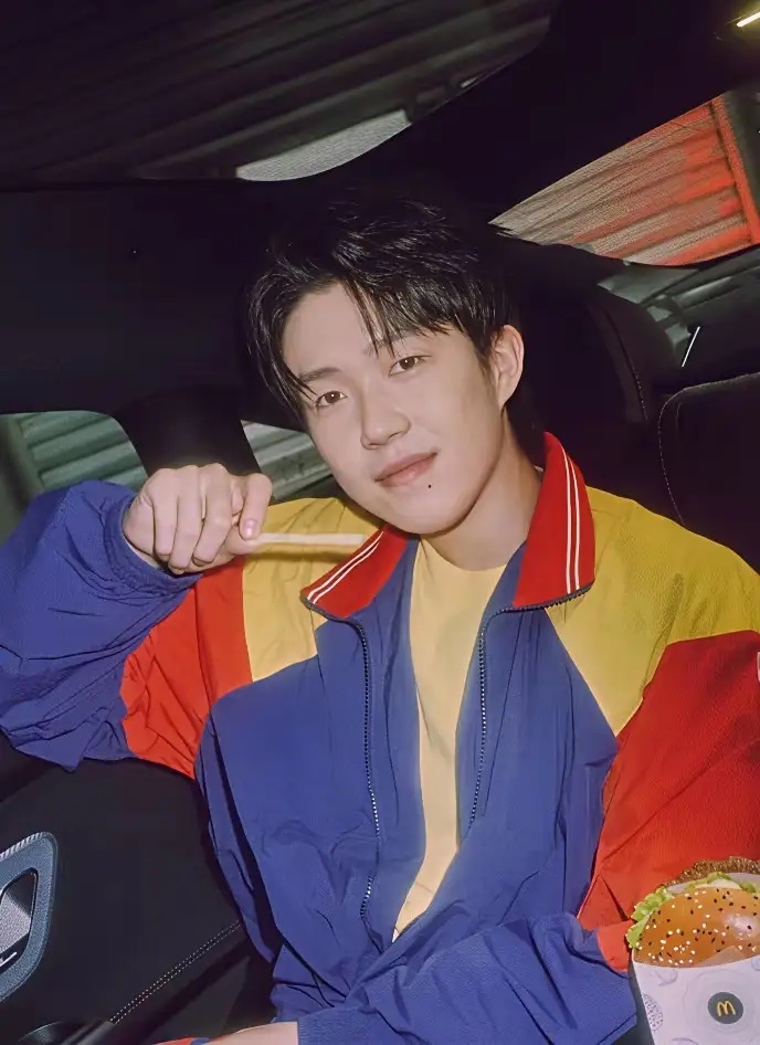 哇塞！新鲜出炉的“大头”闪亮登场啦！瞧这身校服，八零年代复古韵味直接拉满，他一穿