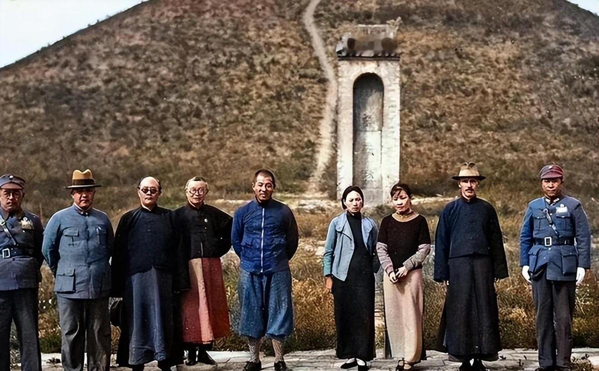 1936年，张学良与蒋介石在汉武帝陵合影，张面带桀骜，蒋神情严肃，画面极具历史感