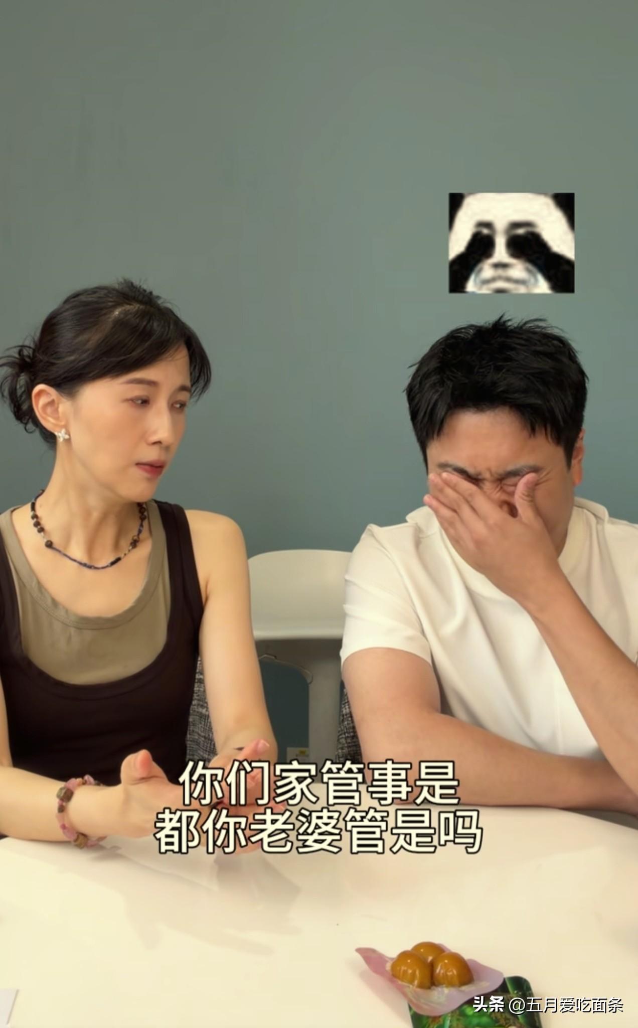 说到家庭地位这事，梁靖崑都无语加懊恼。
PAPI酱说，在家是不是也是副队长，老婆
