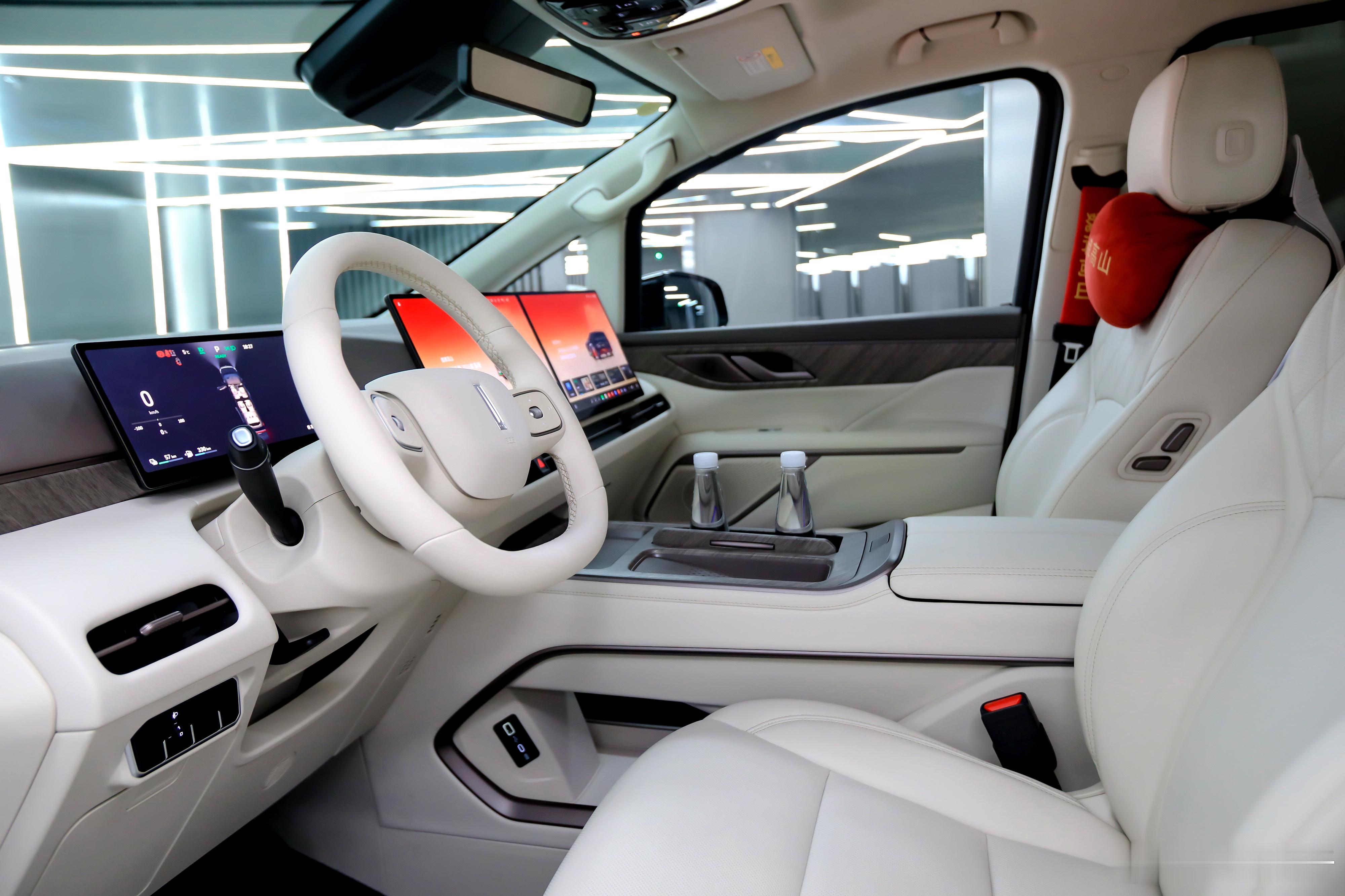 魏牌高山载着年味与温暖，一路暖心护航，陪伴2026年春晚北京主会场与宜宾分会场的