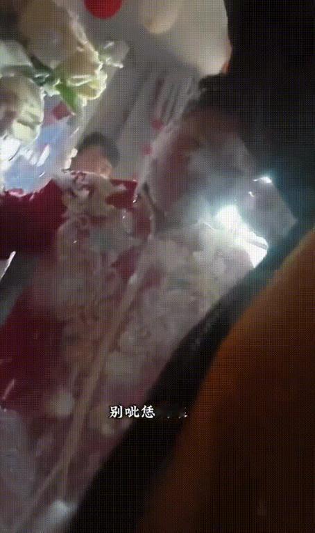 太离谱了！山东菏泽一婚礼现场，新郎闯过重重关卡终于进入新娘闺房，本以为能顺利接走