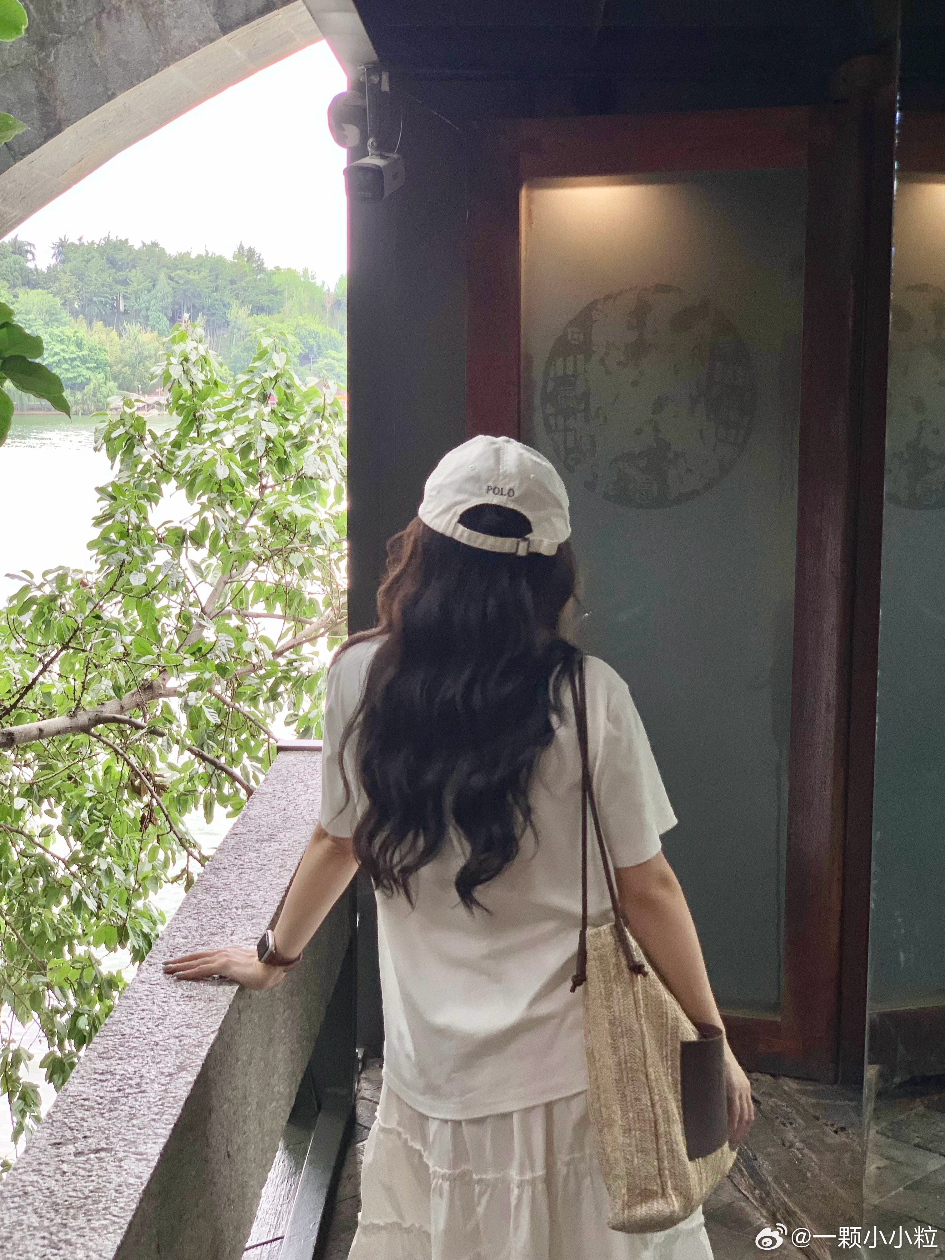 我们小狗tee是69!!!非常香  你们收到会喜欢面料的！因为这款短袖    和