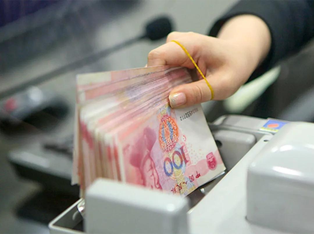 离谱！云南私企薪资冰火两重天：金融业狂涨45.3%年薪破15万，多数行业月薪原地