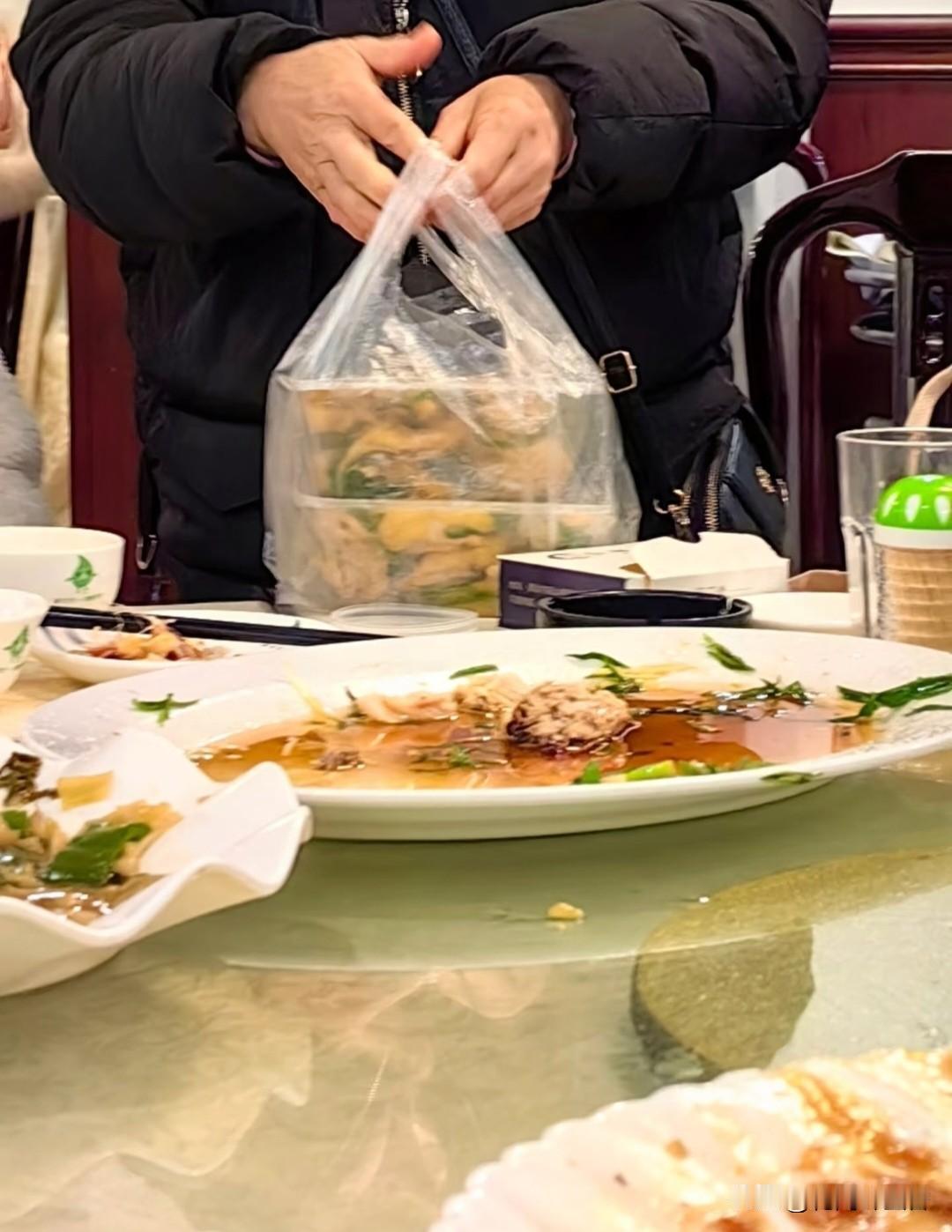 你会笑话那些吃完饭打包的人吗我一点不会笑话打包的人，粮食来得不容易，浪费才丢人。