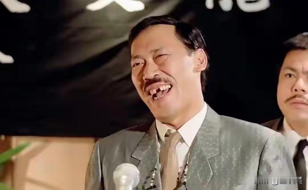 万万没想到，这位男星，真的追随许绍雄而去了。
他是香港著名的演员，冯淬帆，外号牛