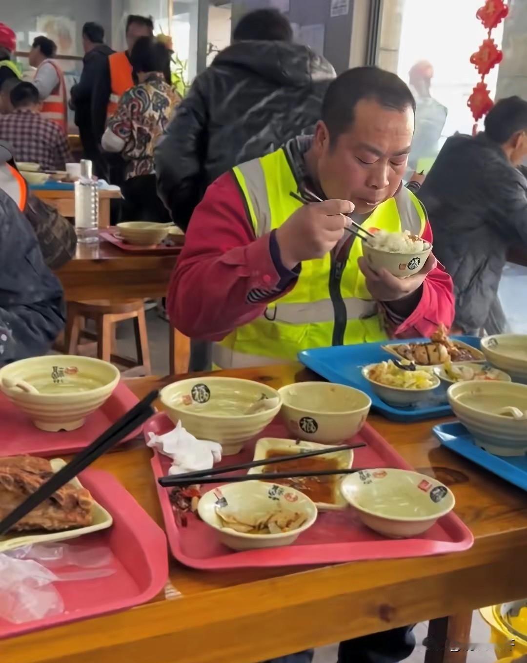 大学食堂午饭时间，一位农民工问旁边的大学生，能不能帮忙打份饭，他给现金，几个学生