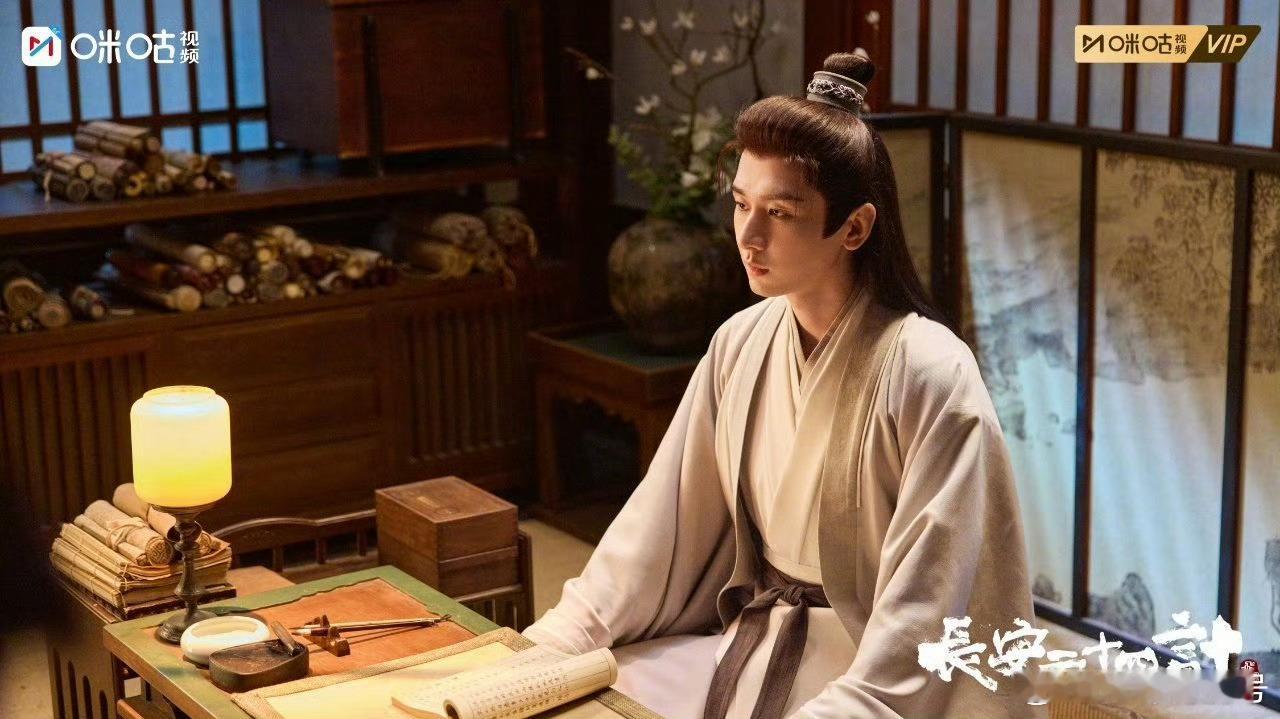 带着长安游西安我在西安看长安二十四计 泡在曲江创意谷的网红咖啡馆追剧，咖啡香混着