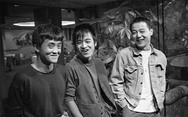 这帧黑白画面定格了中国摇滚的黄金岁月——魔岩三杰：张楚、何勇、窦唯。当年香港红磡
